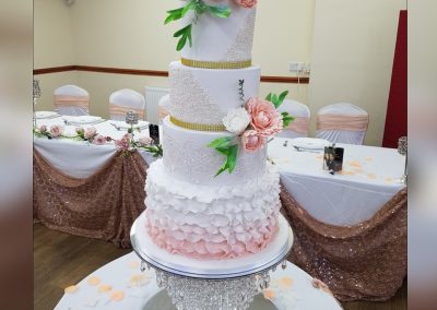Wedding Cake with 4 tiers and pink / white flowers bouquets